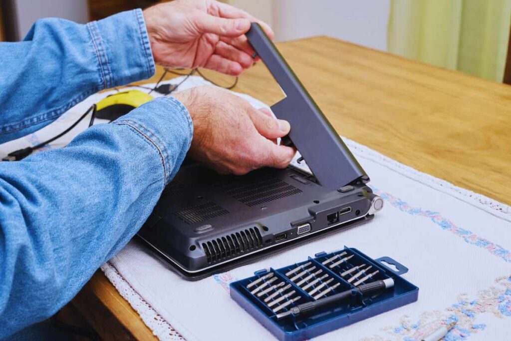 Tecnico sostituisce batteria pc portatile