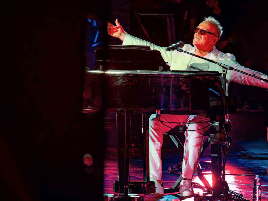 Umberto Tozzi live al piano