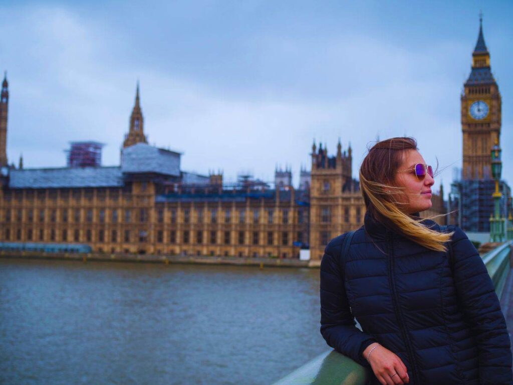 Ragazza in posa davanti al parlamento britannico