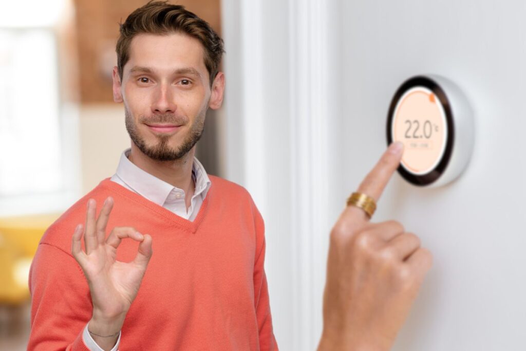Uomo in primo piano e termostato