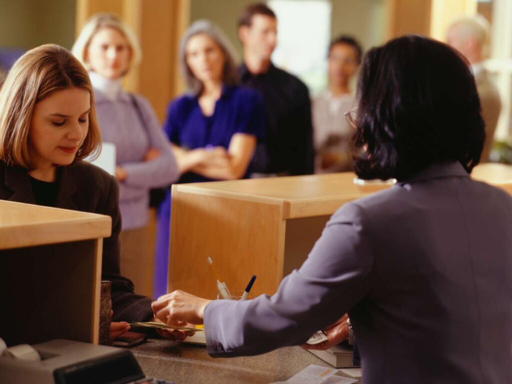 Persone in fila allo sportello bancario