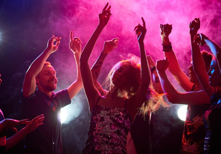 ragazzi e ragazze in discoteca