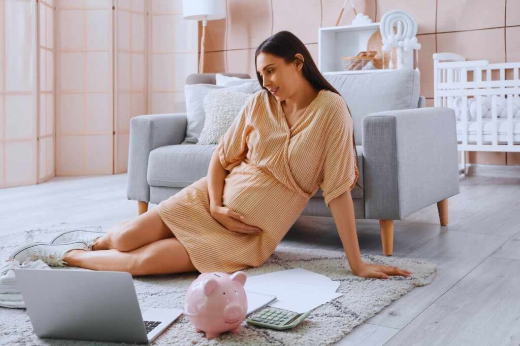 Donna incinta stesa su pavimento