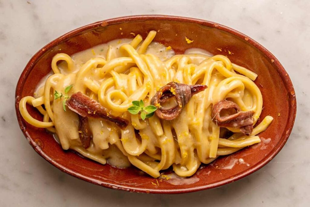 Carbonara di acciughe in piatto