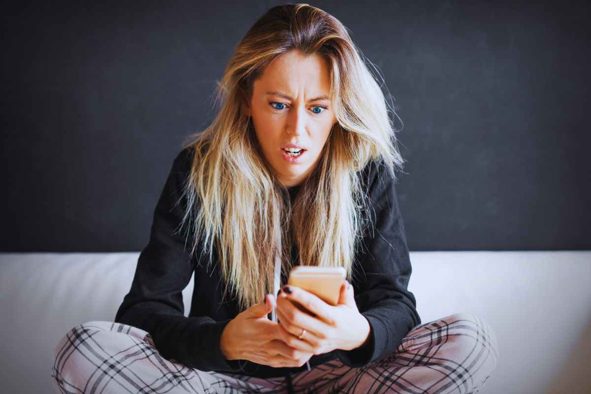 Ragazza con espressione sbigottita