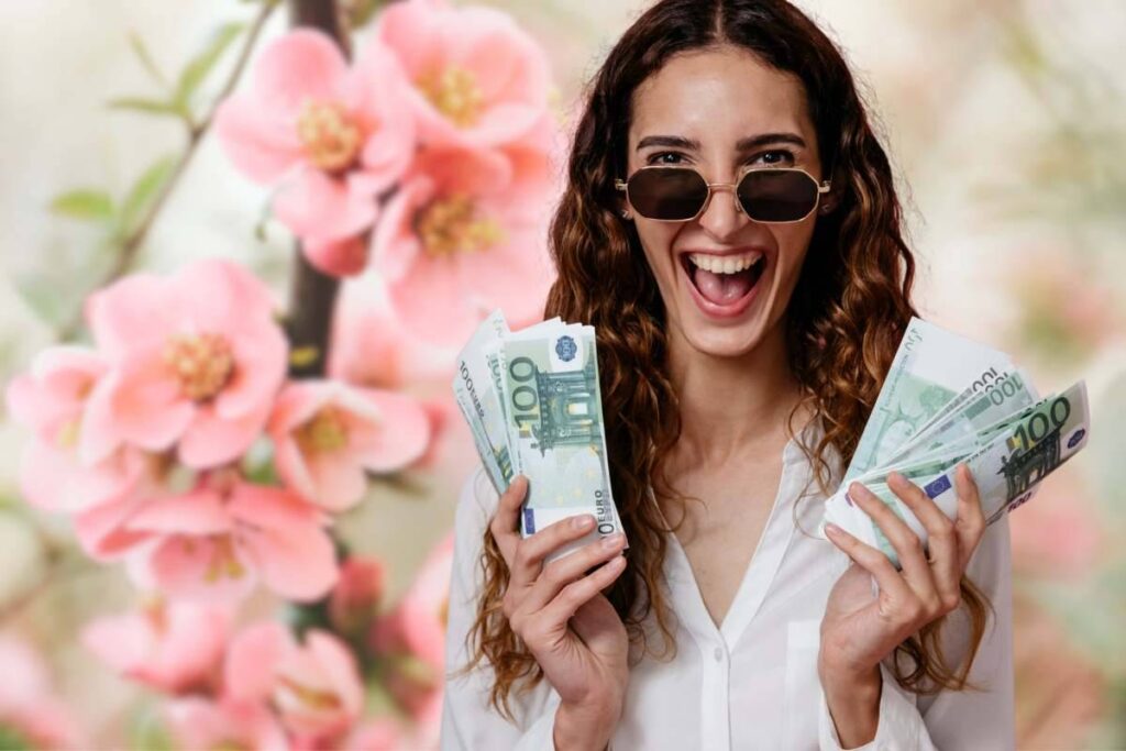 Ragazza con soldi in mano e fiori come sfondo