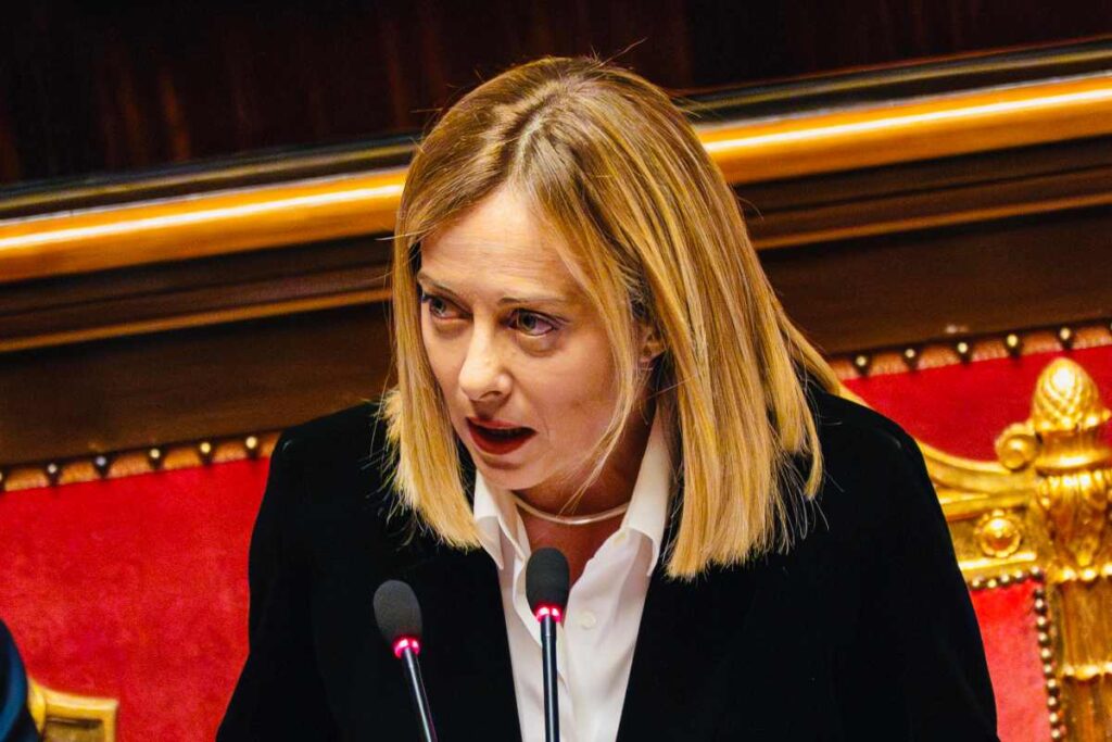 giorgia meloni mentre parla in al microfono in Aula