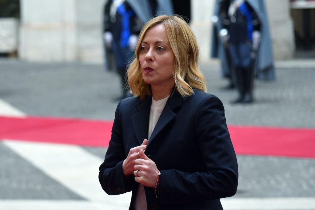 giorgia meloni si aggiusta la giacca
