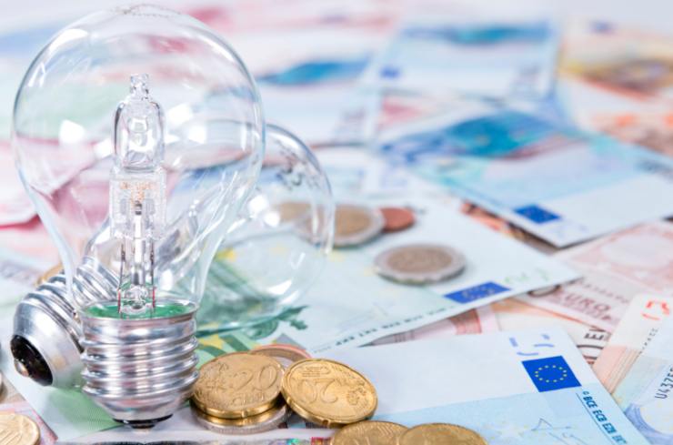 lampadine sopra delle banconote