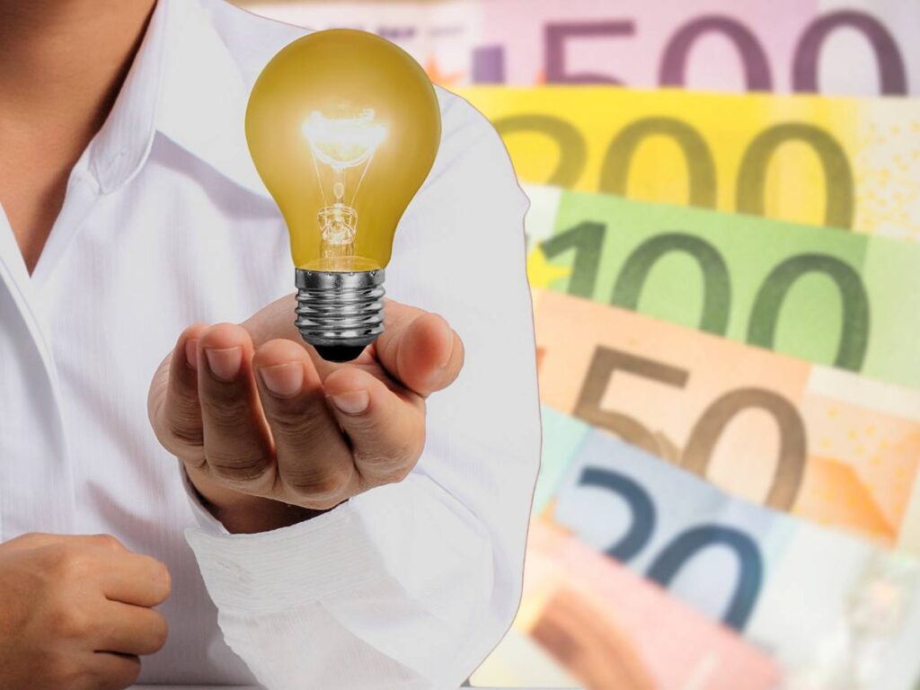 Soldi e persona con lampadina