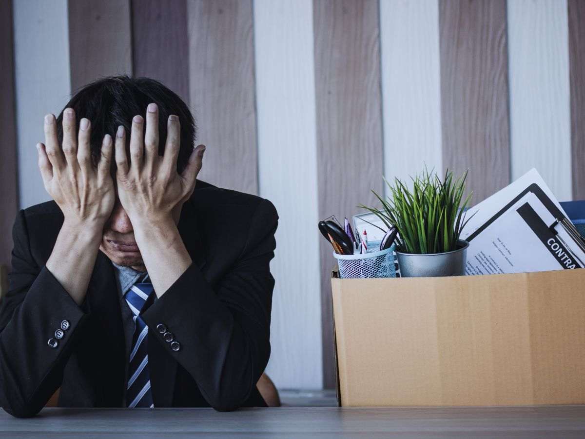 Lavoratore licenziato che scoppia in lacrime