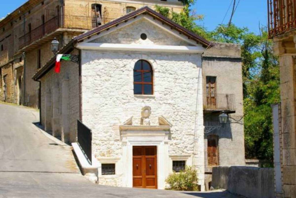 una casetta con una bandiera dell'italia