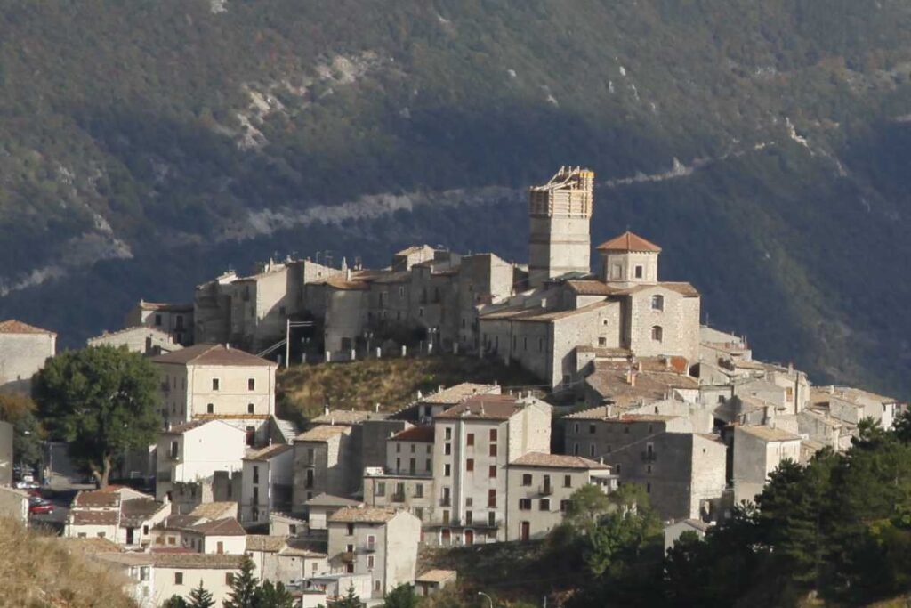 casette bianche in una vallata