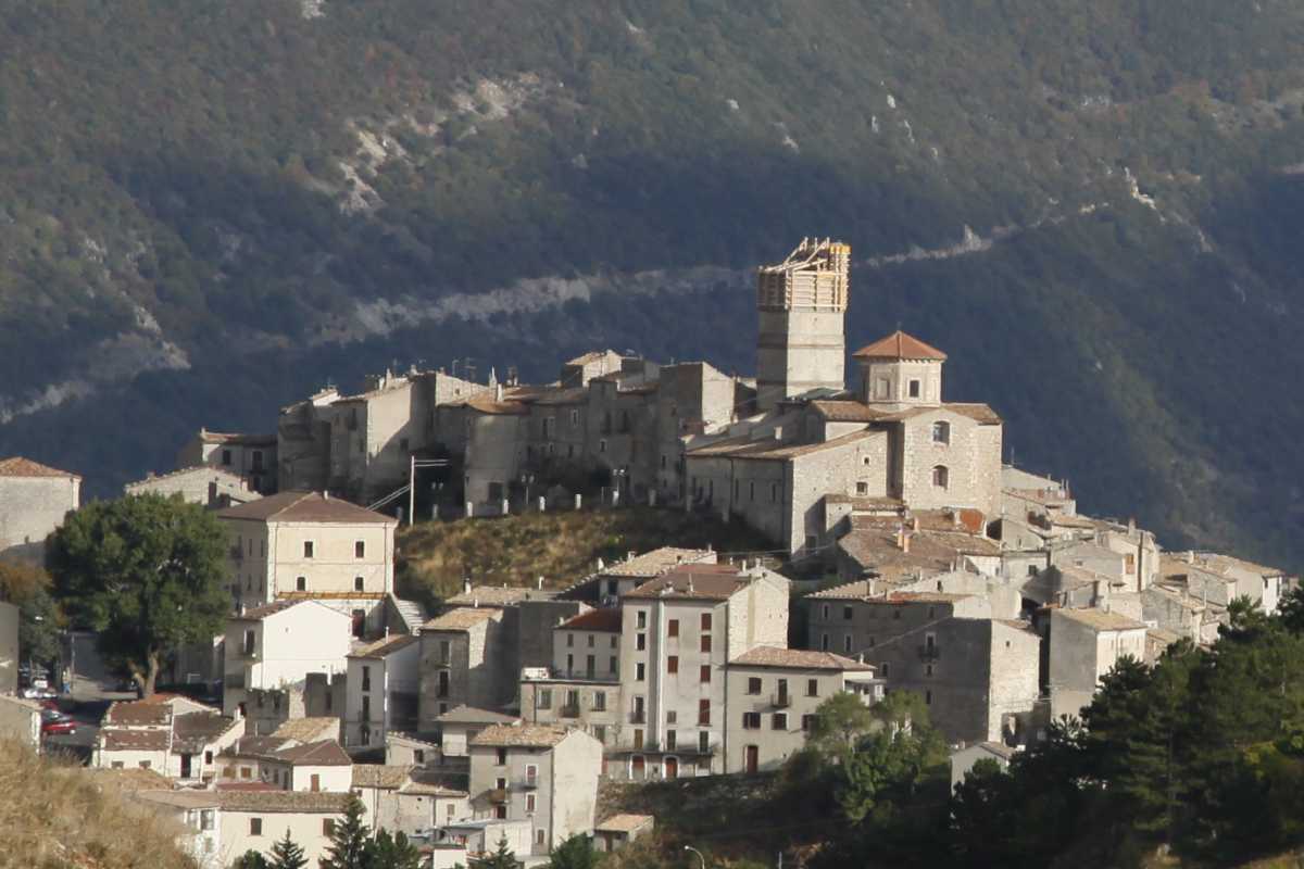 casette bianche in una vallata
