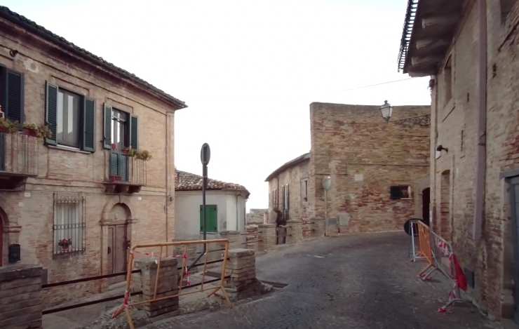 le strade di un borgo in salita