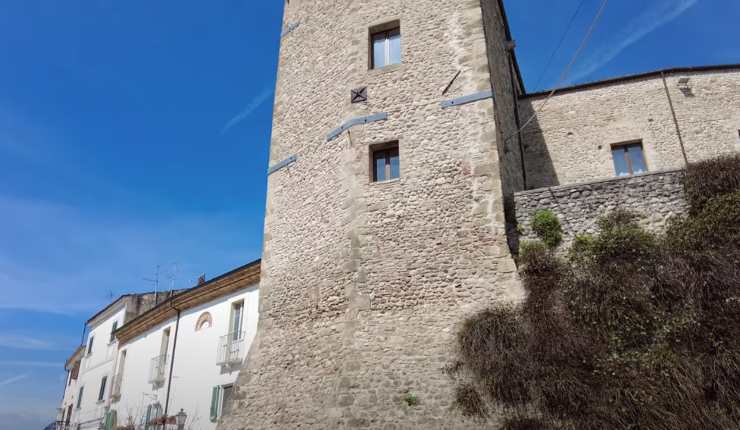 la torre di un castello e degli elementi di natura