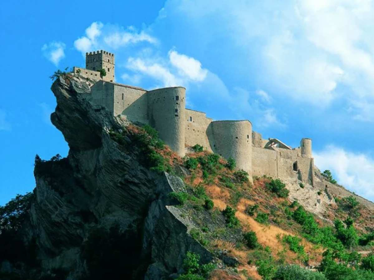 un castello sopra una roccia