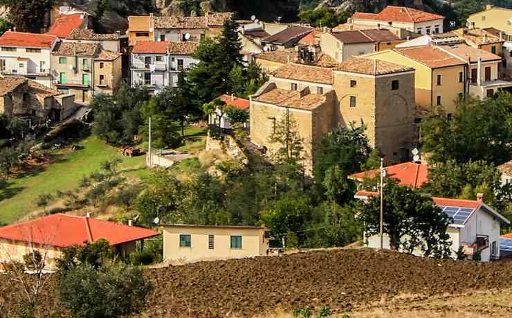 una cittadina con tanti palazzi