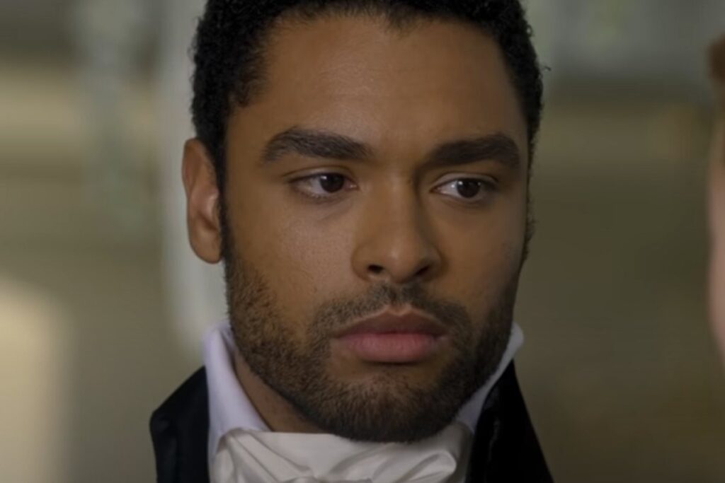 Regé-Jean Page in una scena di Bridgerton