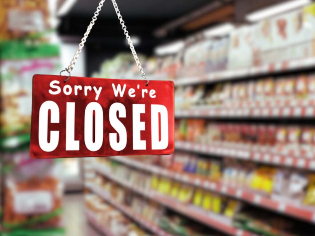 scaffali di negozio con scritta "closed"