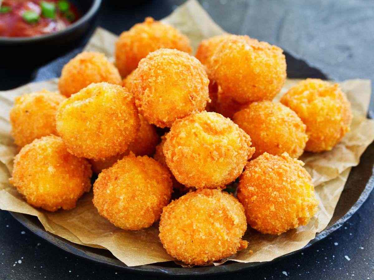 Palline fritte in un vassoio