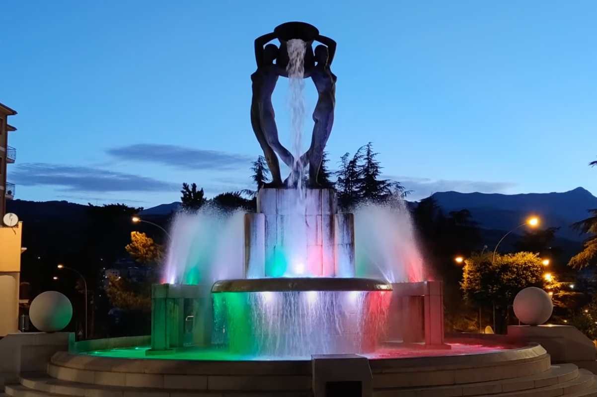 una fontana con il tricolore
