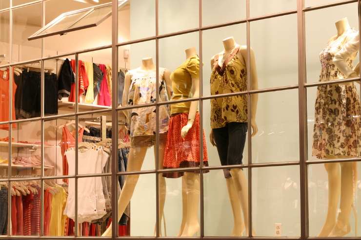 Vetrina negozio abbigliamento con manichini