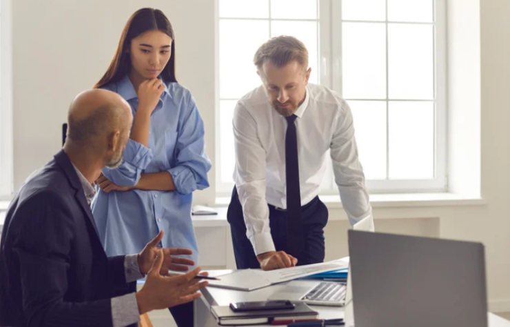 dipendenti al lavoro col capo