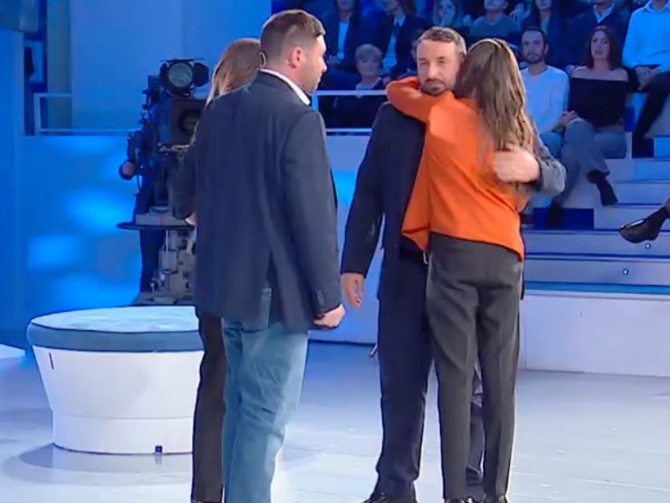 antonio, anna, cristina e raffaele che si abbracciano nello studio di c'è posta per te