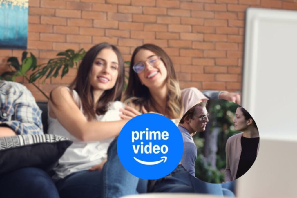 due donne che guardano la tv con logo prime video