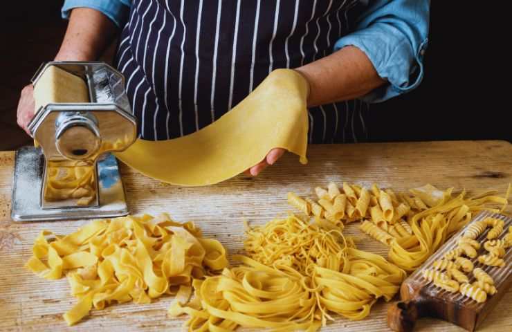 una donna che fa la pasta a mano