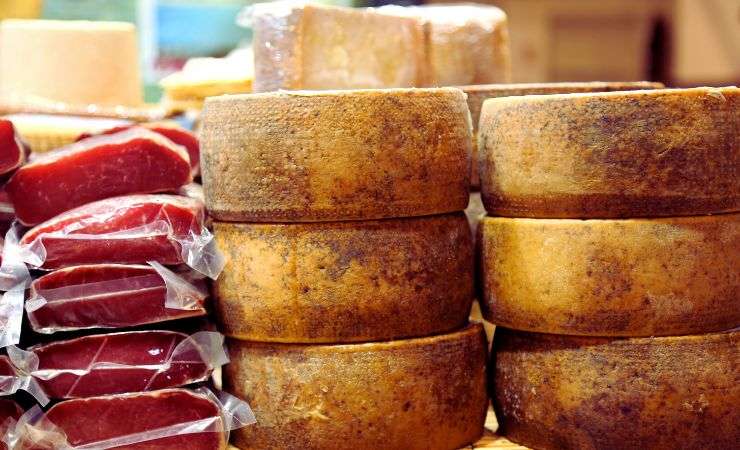 vari salumi e formaggi 