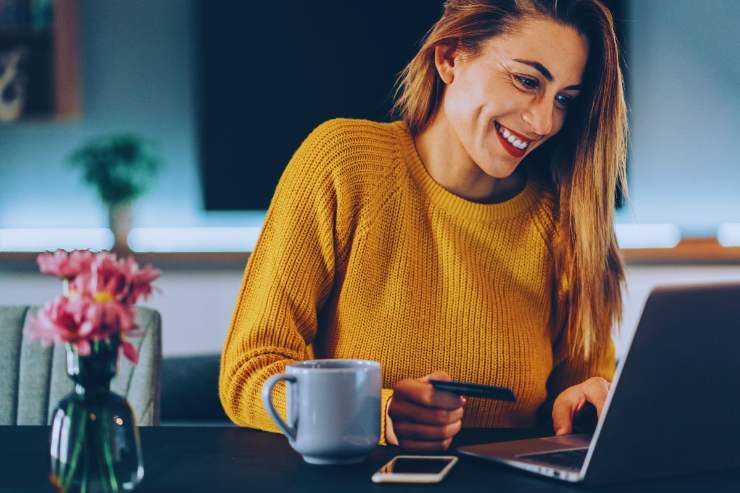 Donna sorridente effettua acquisto online