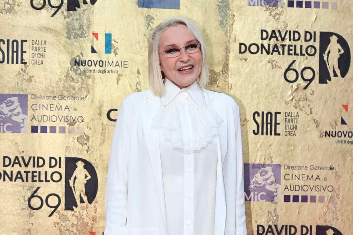 eleonora giorgi sorride in posa