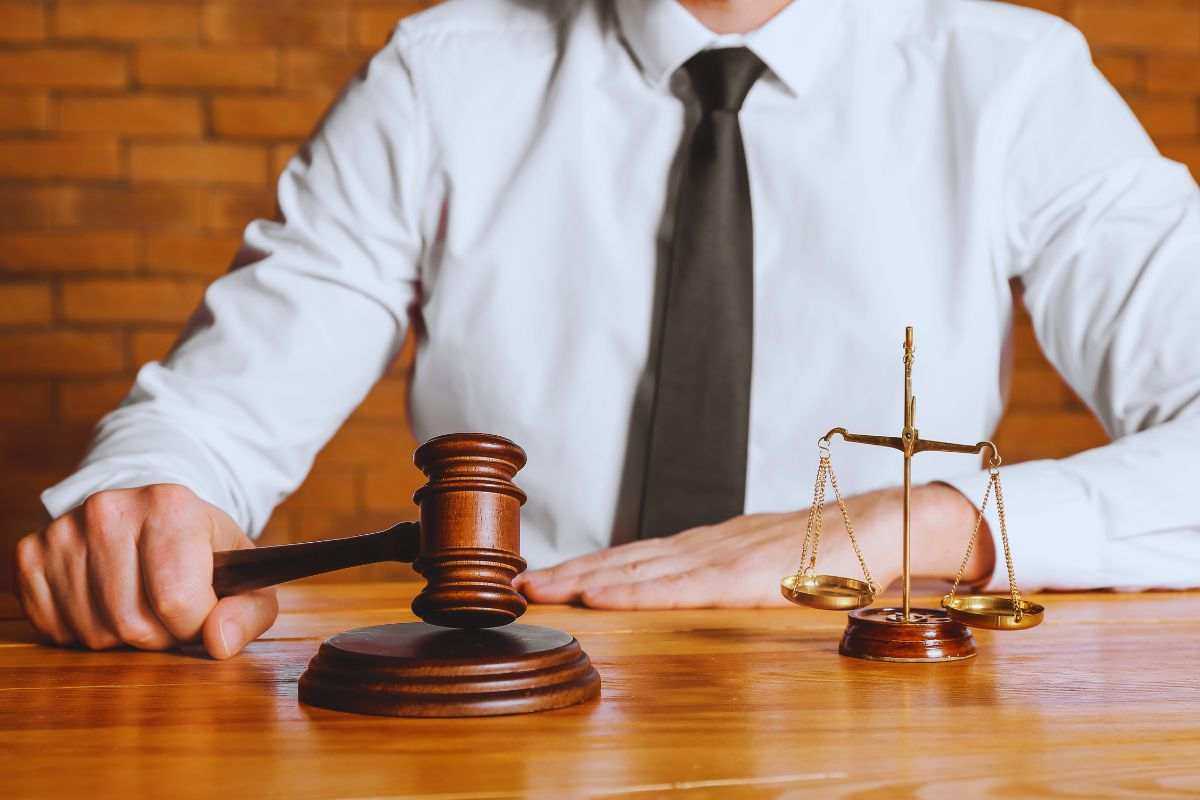 Giudice batte il martello