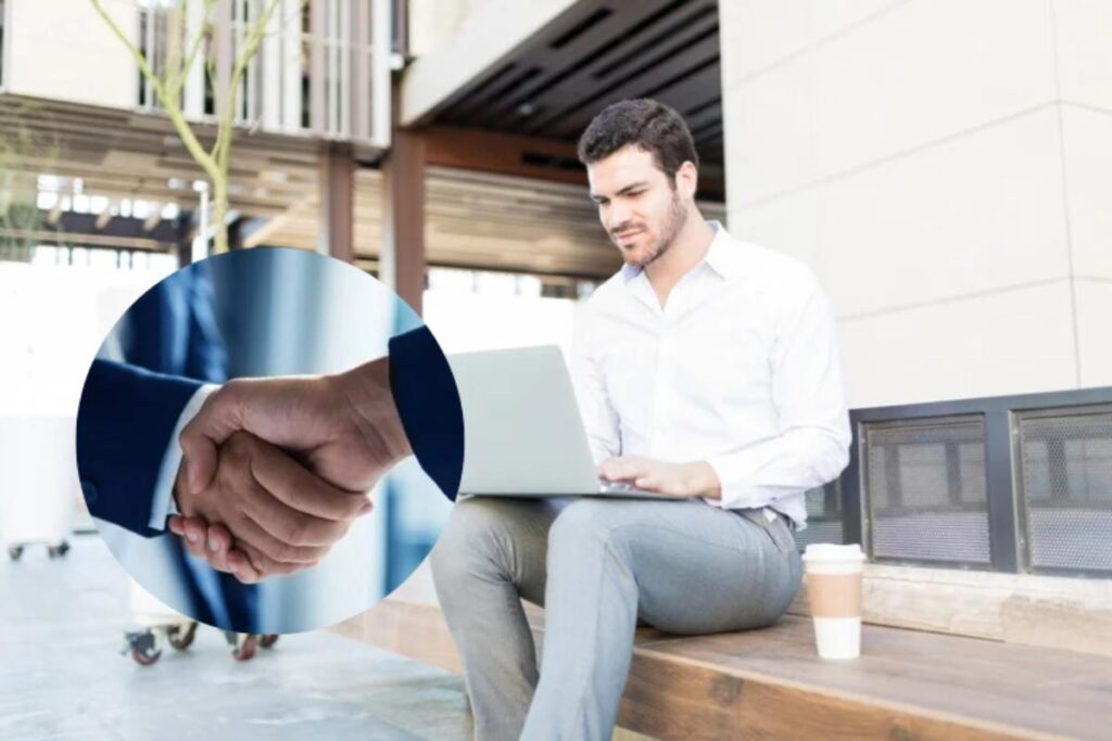 Ragazzo al pc e una stretta di mano