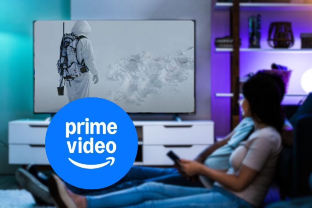 coppia che guarda la tv con logo prime video