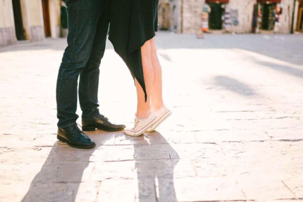 gambe e piedi di persone una di fronte all'altra