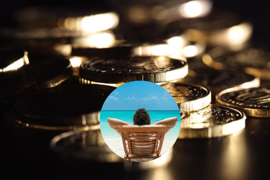 monete euro e nel riquadro uomo seduto di fronte al mare