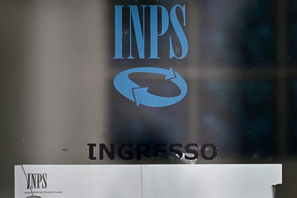 vetrata dell'ufficio dell'inps