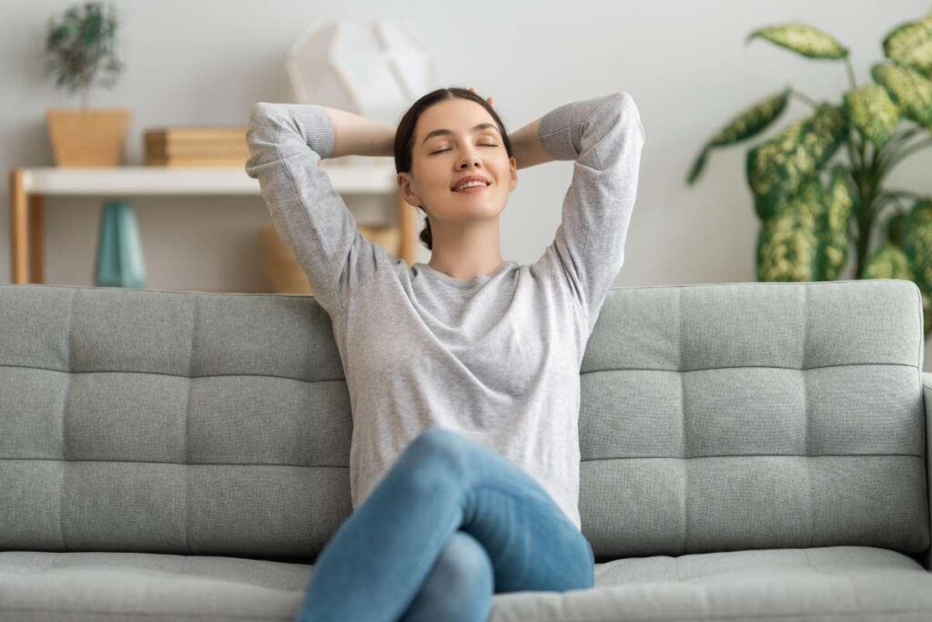 Ragazza seduta sul divano