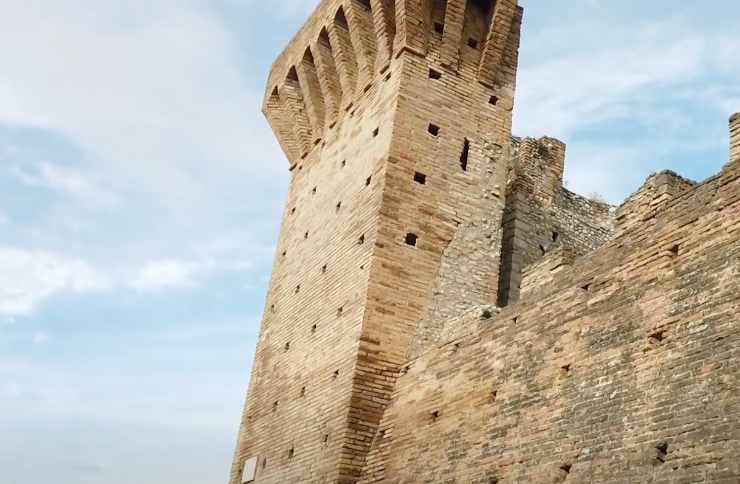 torre antica si staglia nel cielo