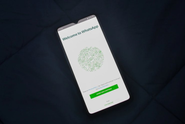 Smartphone con schermata di benvenuto di Whatsapp