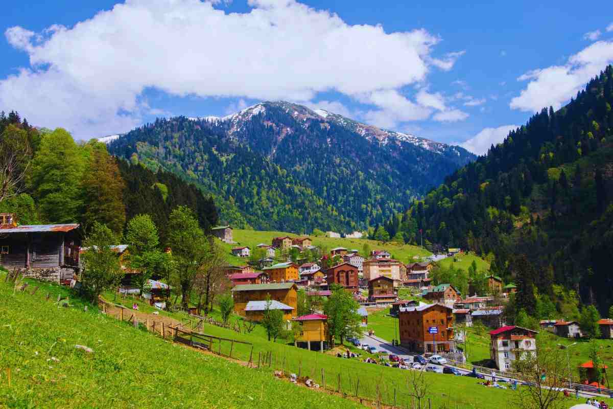 un altopiano con le casette nel verde