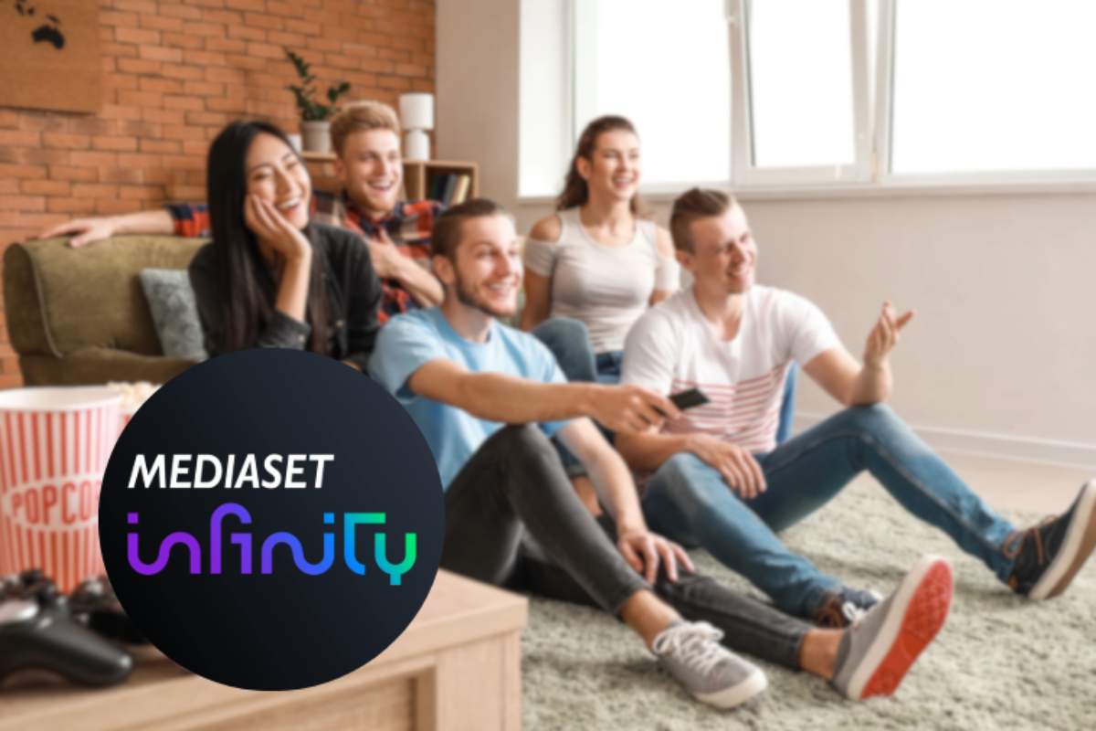 amici che guardano la tv con logo mediaset infinity