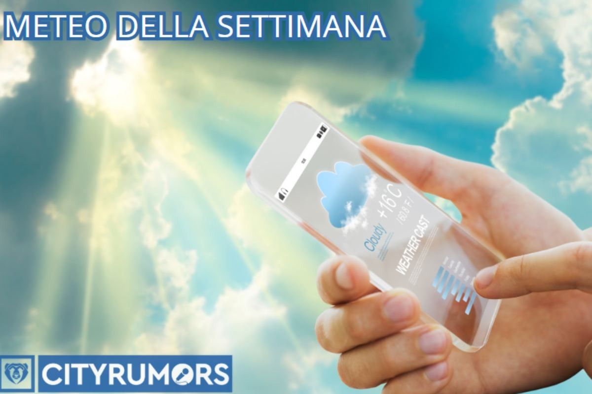 cielo con sole e nubi e persona con un cellulare in mano che controlla il meteo