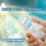 cielo con sole e nuvole e persona con cellulare in mano che controlla il meteo