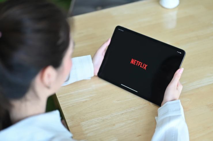 ragazza con tablet connesso a netflix