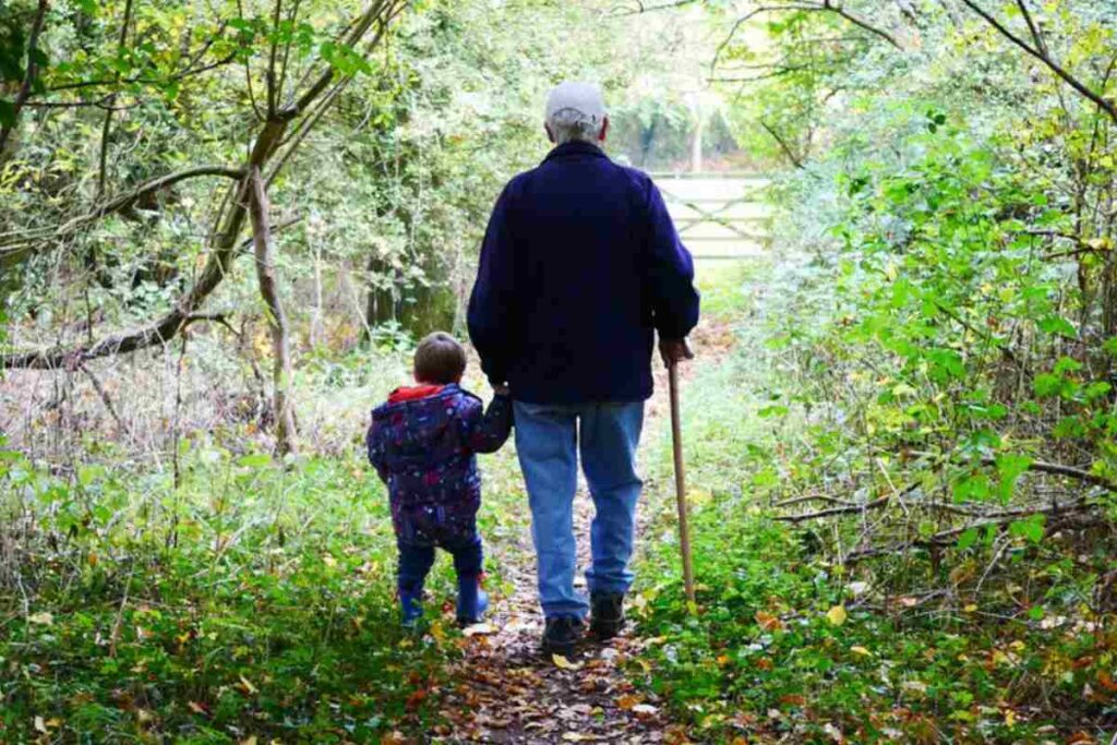 nonno e nipote fanno una passeggiata
