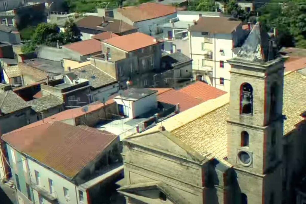 un borghetto adorabile dall'alto con scorcio dei palazzi